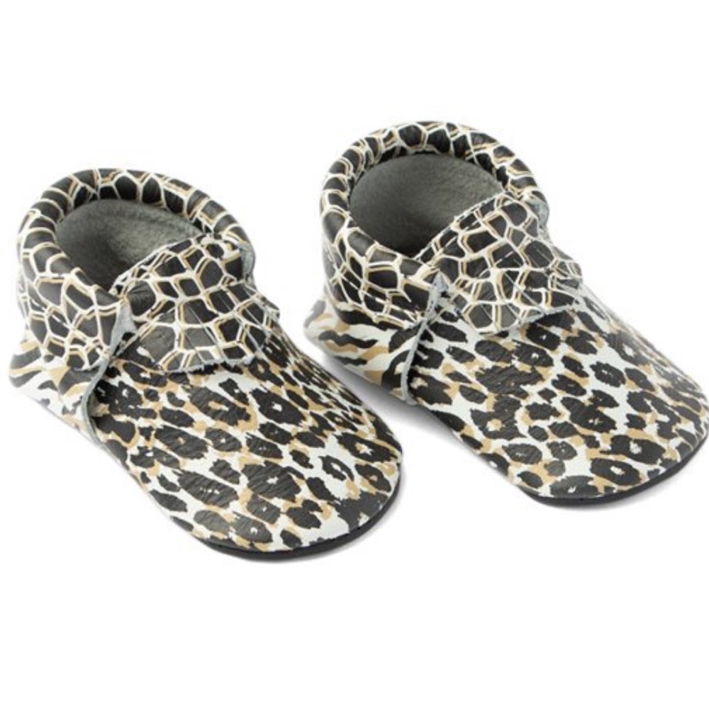 Freshly Picked White Leopard Moccasins Sz 5